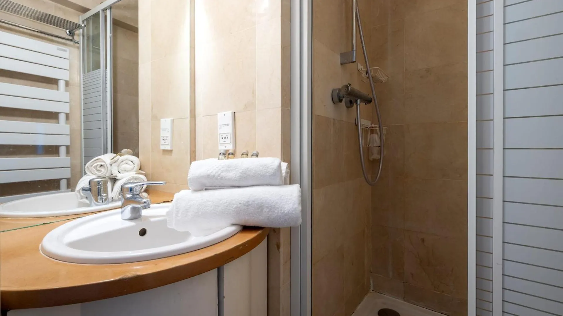 Appartement De La Tour - Welkeys Париж 0*,