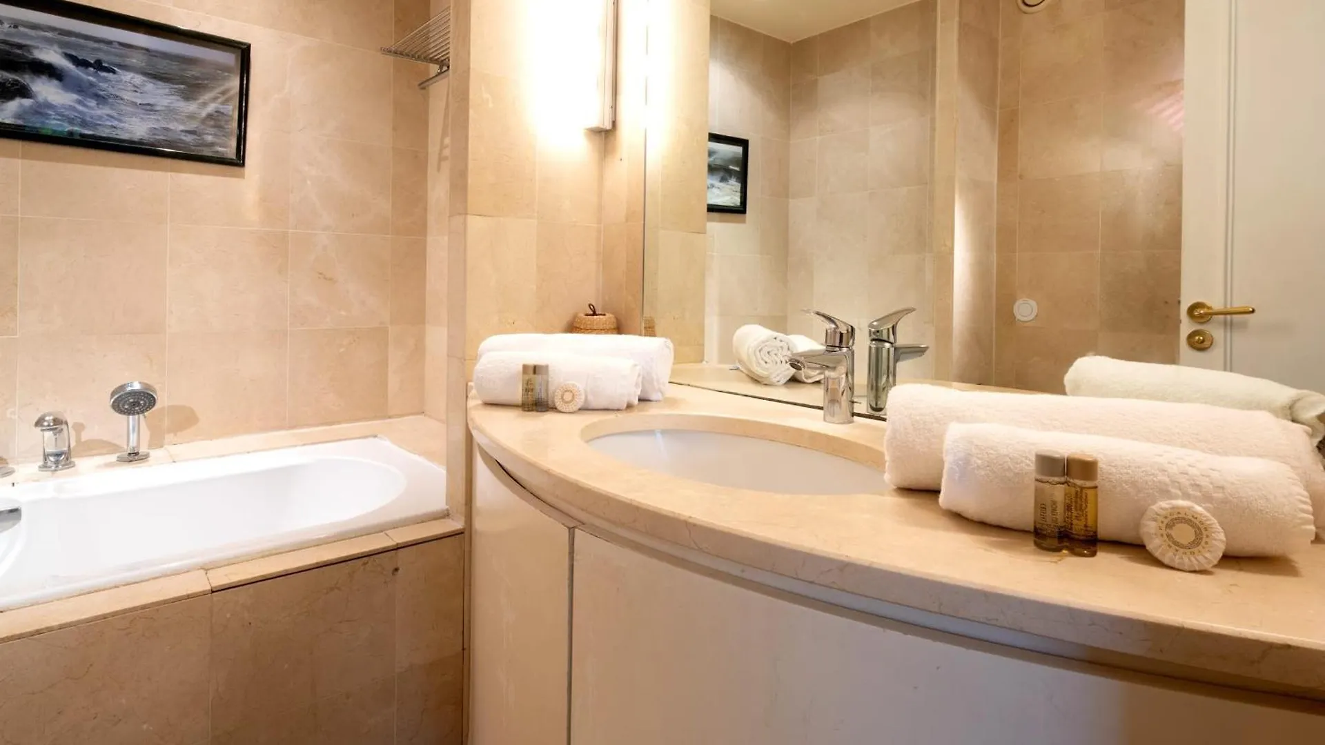 Appartement De La Tour - Welkeys Париж Апартаменты